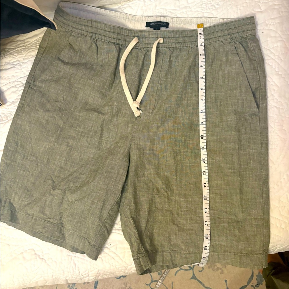 Banana Republic men’s size large, elasticated, drawstring, green cotton shorts